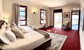 Spectacular bay Island Views in Manly Close to Lots Cafe Restaurants Market IGA