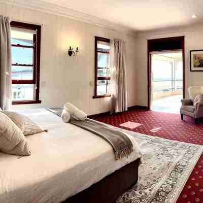 Spectacular bay Island Views in Manly Close to Lots Cafe Restaurants Market IGA Rooms