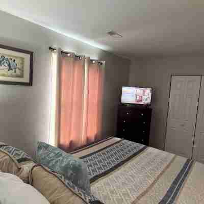 Comfy Newly Remodeled Walk-in, No Stairs BlueBird Retreat Rooms