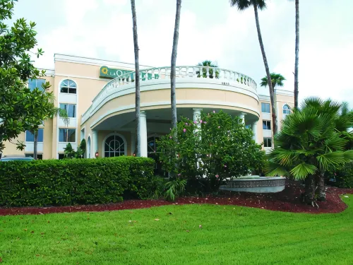 La Quinta Inn & Suites by Wyndham Sarasota Downtown