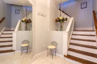 Stunning 3BRM Apartment with Rooftop Patio in the Beaches Area of Toronto - บังกะโล