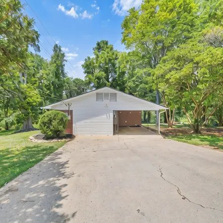 3 bedroom 2 bath home located minutes from Keowee Mariana, shopping and Clemson