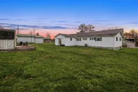 Cozy 3 Bedroom Home Just Minutes from NRG Featuring a Fire Pit/Indoor Hot Tub