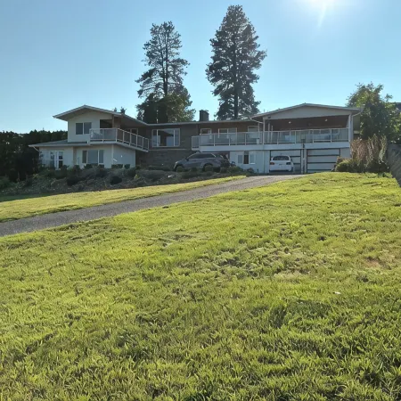 THE LAKEVIEW LOOKOUT, 1 Bedroom - Sleeps 2- walking distance to Lake & Wineries.