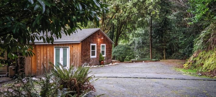 Scenic River Retreat w/ Deck •View •Lawn Games • Wood Stove Hotels in Curry County