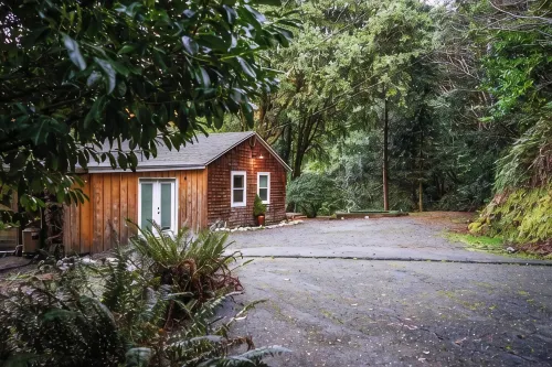 Scenic River Retreat w/ Deck •View •Lawn Games • Wood Stove - 3-Star