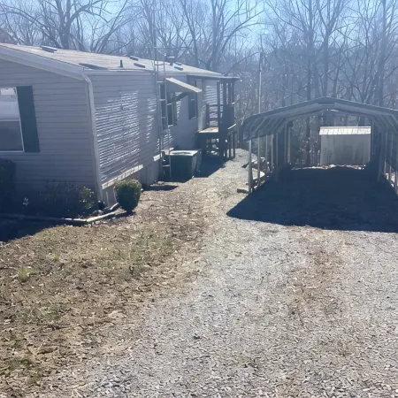 Charming 2-bedroom mobile home with WiFi, AC in peaceful Eddyville KY.
