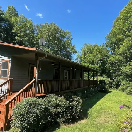 Cozy mountain cabin retreat in the beautiful Nantahala mountains!