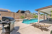 Prime Location With Pool Just 3-mins From Westgate Entertainment! - Private Pool