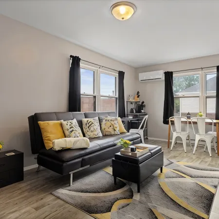Spacious Studio Apt/Sleeps 2/Extendedstays/Work or Vacation/Free Wifi & Parking