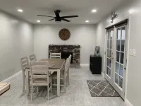Cozy 3 bed/ 2 bath with a Brewery Feel Patio - 주방