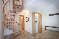 Spacious 3-bedroom penthouse condo, walk or ski to lifts, village and hot tub!