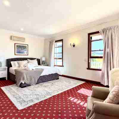Spectacular bay Island Views in Manly Close to Lots Cafe Restaurants Market IGA Rooms