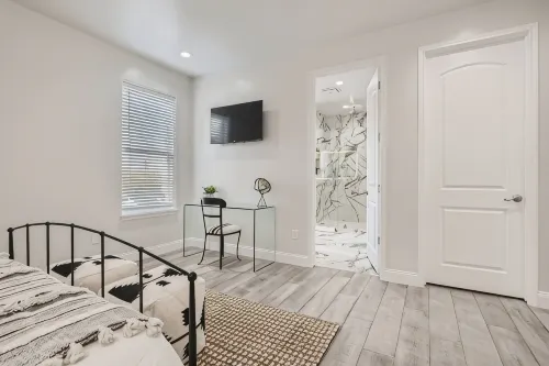 High End 5 Bdrm Home W/ Heated Pool & Mins to Riverwalk / Downtown - Private Pools
