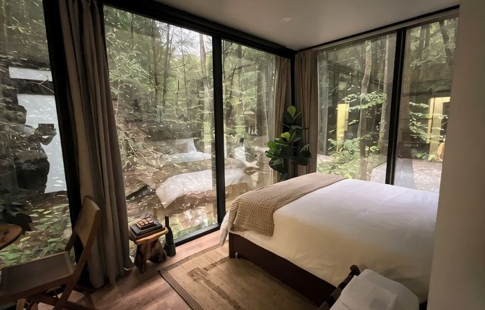 “Glass House1 - Modern Mirror Home w/ Hot-tub