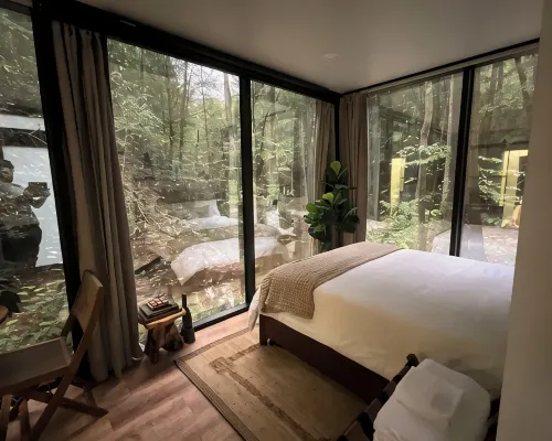 “Glass House1 - Modern Mirror Home w/ Hot-tub Hotels in Wolfe County