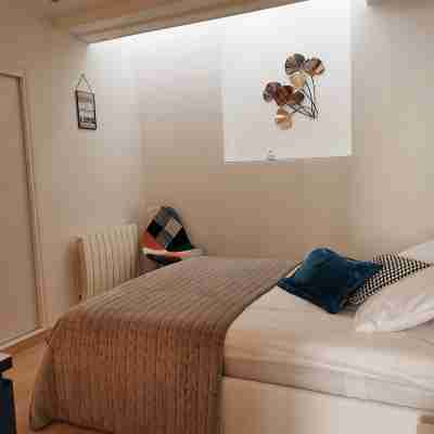House 75m2 air-conditioned + garage, all comforts, located medieval center Cahors. Rooms