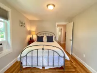 ~2.5mi to Beaches & Downtown Newport - Private Apartment - Condos