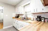 Simple and Sweet I 2 BR 1 BA Home in Lansing - บังกะโล
