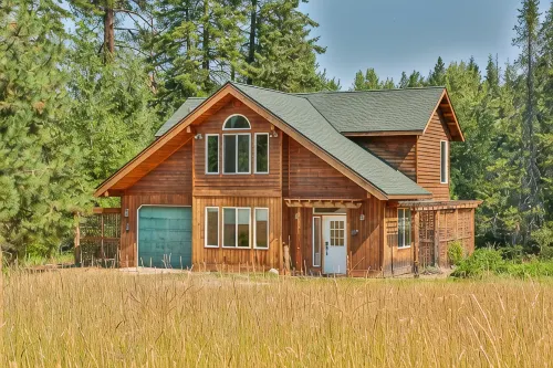 Sweet Private Leavenworth River Front Cabin with Fast WiFi & hot tub- Sleeps 6.