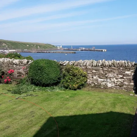 Bungalow with sea-view, near small town of Thurso. Отели в г. Турсо