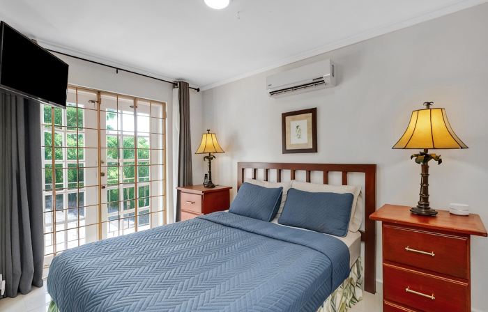 Fast WiFi, 4 bedrooms, sleeps 8, panoramic ocean views, West Coast .. Paradise !