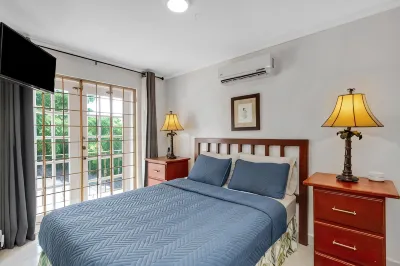 Fast WiFi, 4 bedrooms, sleeps 8, panoramic ocean views, West Coast .. Paradise ! โรงแรมใน
