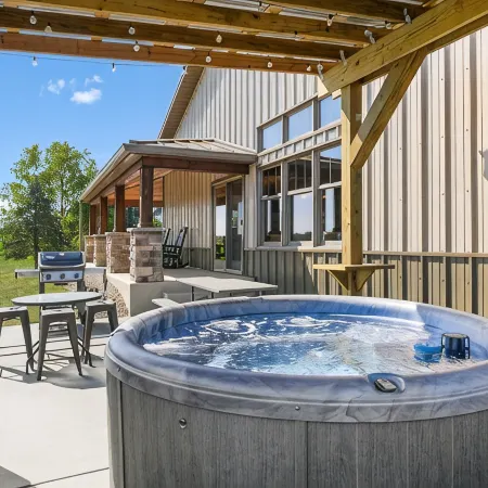 Barn! Golf Sim/Theater, Bunk Slide, Mini Golf, Hot Tub, Saloon Bar, Firepit!