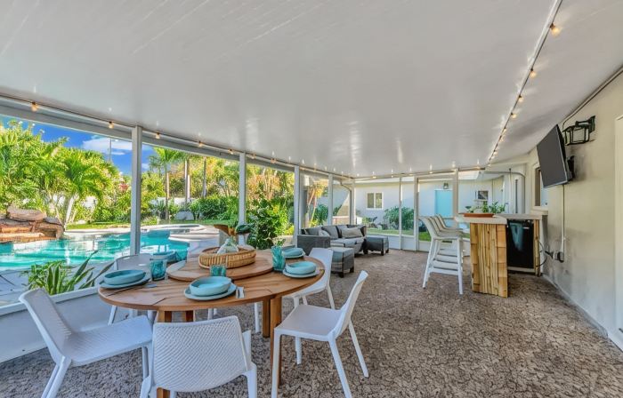 Pool, hot tub, putting green, pickleball, tiki bar, fire pit