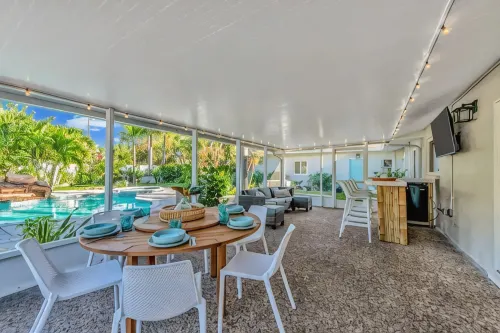 Pool, hot tub, putting green, pickleball, tiki bar, fire pit - Wifi