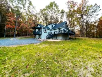 Cozy Chalet: Newly Renovated Two Bedroom with WiFi, Deck, Fire Pit & Grill