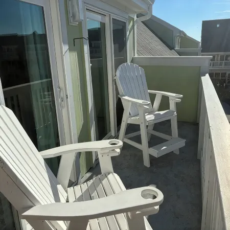 Charming studio in lovely Emerald Isle with beach access
