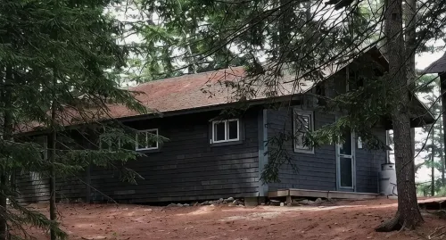 900 sq/ft off-grid cabin nestled on Upper Cranberry Lake. Pet Friendly!