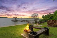 Lakefront w/ Dock, 300mb Wifi, Theater, Arcade -  Habitaciones en casas particulares