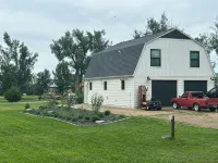 Quaint, all new loft apt. located in a quiet country setting, minutes from town. - Apartments