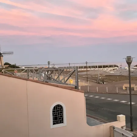 Sea view apartment with south-facing balcony facing the port Wifi