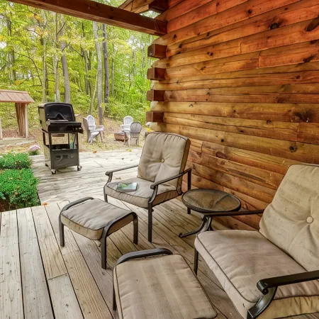 Cozy Casa Carezza Log Cabin, Logan, Ohio, Pet Friendly, Sleeps 6