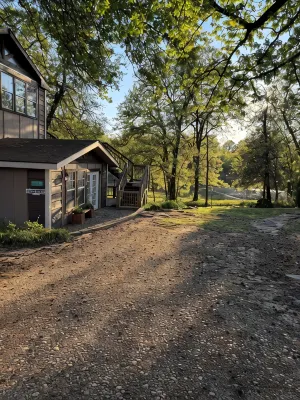 Waterfront Studio with Hot Tub & Fire Pit Sleeps 4 Hotel di 
