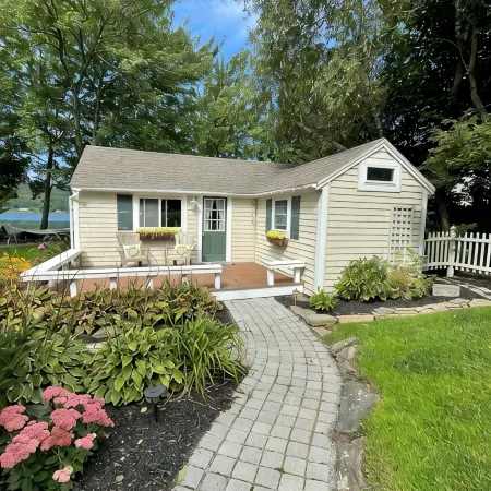 Lakefront Cozy Cottage
