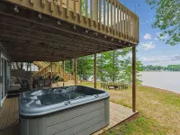 Amazing lake views for the perfect family getaway at the Lake Thirteen Retreat! Hotels in Clare County