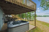 Amazing lake views for the perfect family getaway at the Lake Thirteen Retreat!