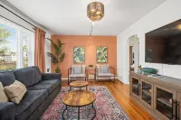 Charming 3-bedroom house with 5 beds, deck, fire pit, and BBQ, minutes from NRG