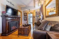 Amazing! 2 Bed Townhouse in the HEART of Dbq! - بوتيك