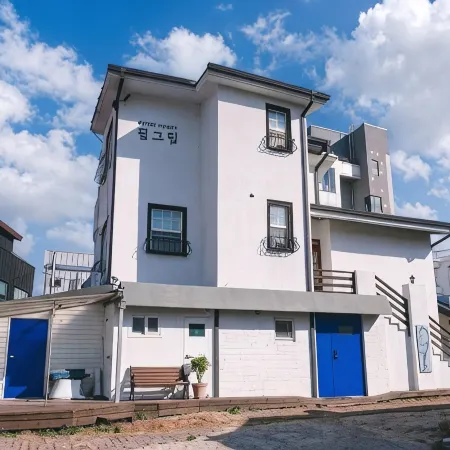 Gangneung Pilgrim Guesthouse n Pension Отели рядом с достопримечательностью «Пляж Канмун»