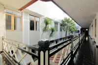 Hotel Fevytra Syariah - parking