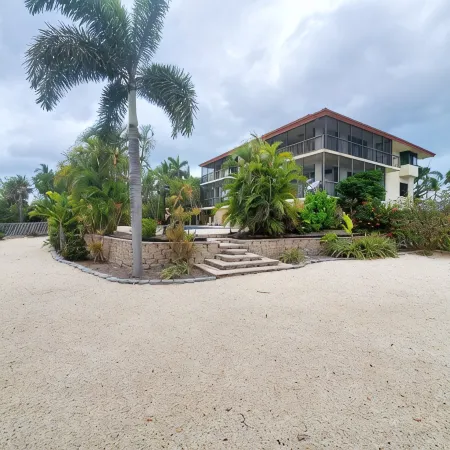 Extraordinary 4K Sq Ft 6 bd/4-bth, large pool/spa & NEW 140 ft concrete dock!!!