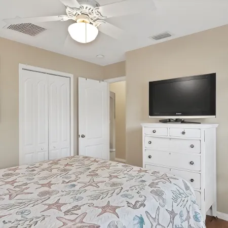 🍹🌞 Getaway Paradise! Heated Pool, TV Patio, Fenced, Wifi, Near Beaches!