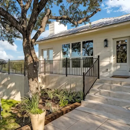 Gorgeous Home with Hot Tub 5Min from the River