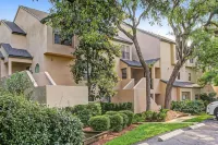 Two-Story Townhome with Fast WiFi & Pool - Steps from the Beach - 4 stjerner