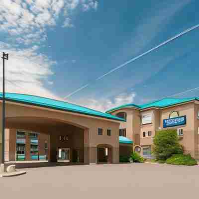Days Inn & Suites by Wyndham Brandon Hotel Exterior